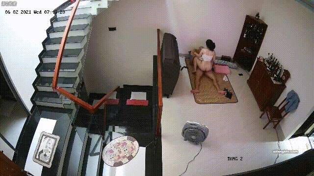 家庭摄像头破解真实偷拍，有钱秃驴打地铺连续玩肏白肤小媳妇，躺着干站着干，听话耐操 配图7