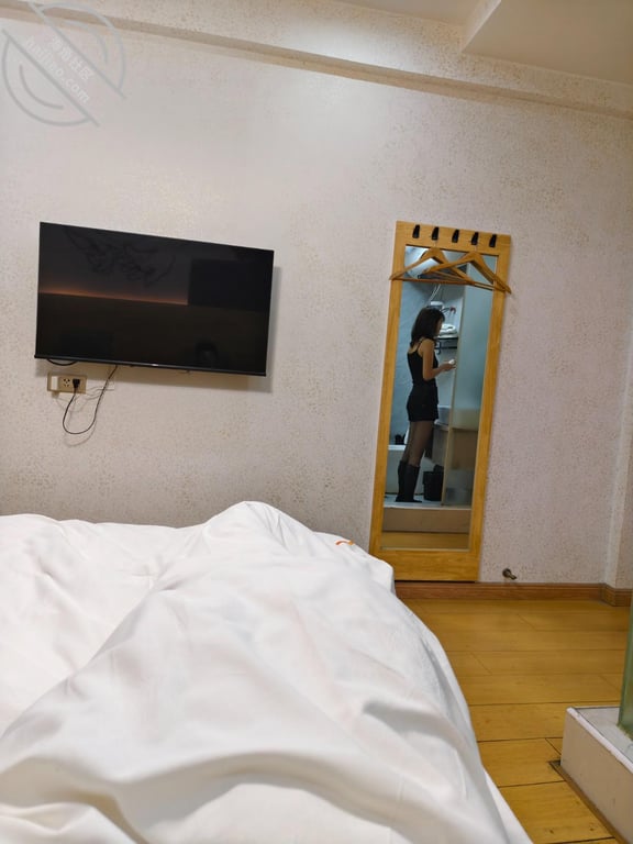 （原创）进门就穿着黑丝扭屁股直接带着黑丝操她，最后狠狠的射在内衣上带回家 - 老宋论坛-老宋论坛