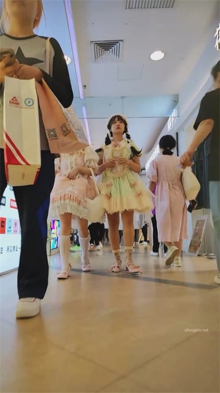 ❣️极致诱惑❣️【步行街抄底】二次元高颜嫩妹泡泡裙小皮鞋，蓝内裤深夹骚股沟超撩1V - 老宋论坛-老宋论坛