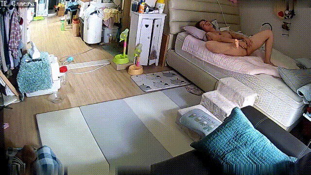 ⚫️摄像头破解偷拍，独守空房眼镜少妇全裸躺床上用镜子照观察阴部拔阴毛 - 老宋论坛-老宋论坛