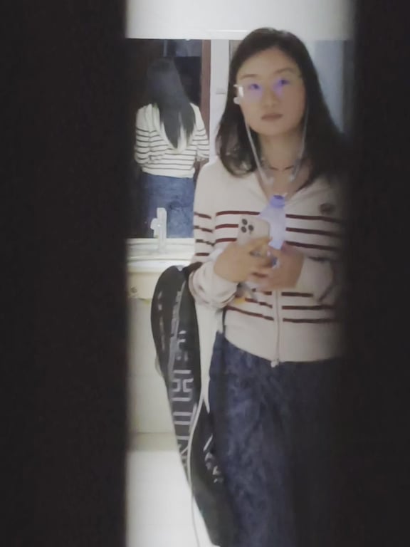七月新流出厕拍大神手持闯拍高校女厕偷拍几个气质眼镜学妹尿尿 配图6