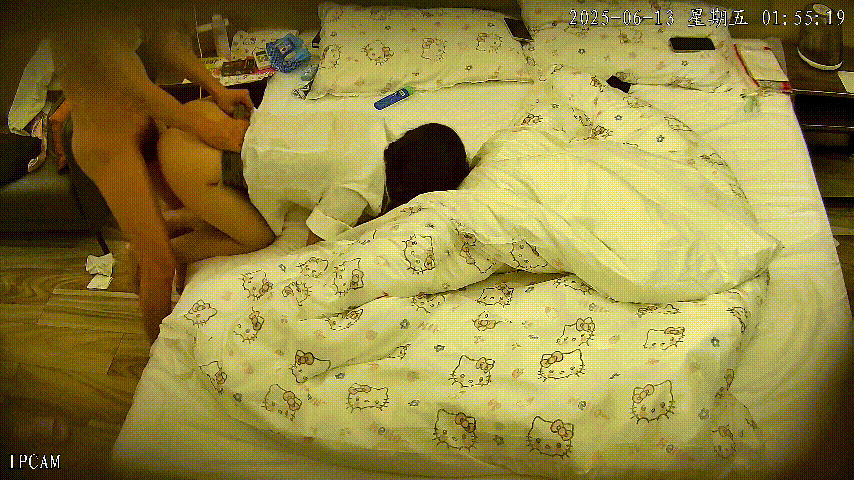 民宿激情夜战：红裙丝袜翘臀女郎被年轻猛男狂插多炮，诱惑爆棚高潮迭起！ 配图6