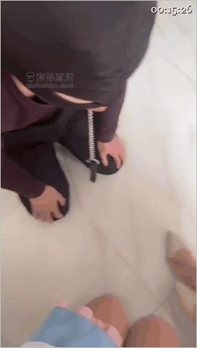 ㊙【SM调教】【罗宾女王】公园制作原味户外圣水/坏心双主虐狗_暴力女仆蜜儿角色反 配图2