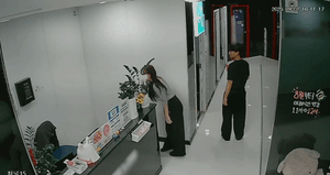 韩国甜蜜小情侣自助KTV激情偷欢：边唱歌边疯狂肏逼吞鸡，后入猛扣高潮迭起！❤️ - 老宋论坛-老宋论坛