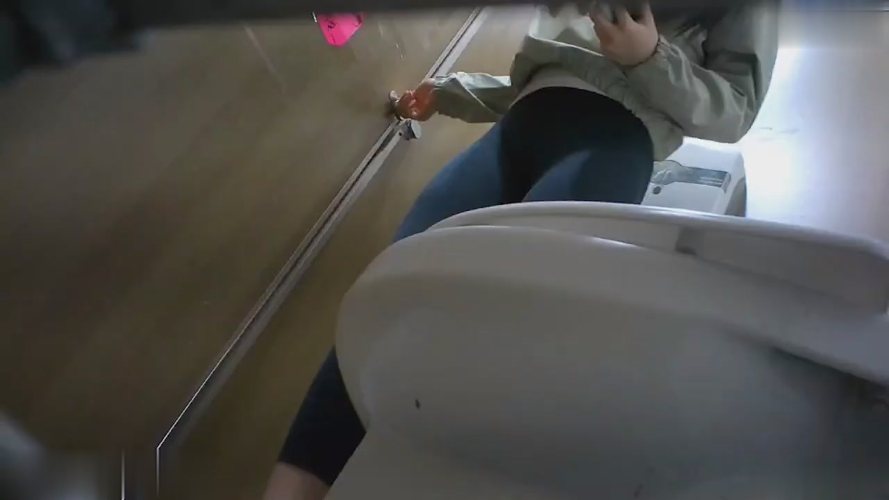 厕拍大神潜入商场女厕偷放设备极限角度偷拍到几个无毛干净靓穴 配图15