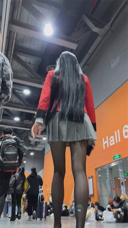 推荐【展会抄底】好漂亮的嫩妹,这黑丝大长腿爱了爱了,好想顶着屁股来一发1V 配图7