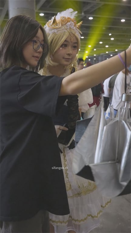 ❣️爆款推荐❣️【展会偷窥】颜值爆表美少女，泡泡裙甜到爆，饱满阴户被卡通内裤死勒出清晰肉缝，性欲瞬间失控1V - 老宋论坛-老宋论坛