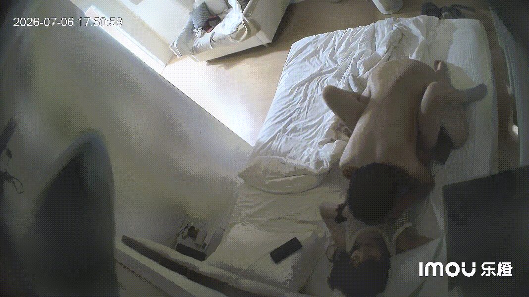 7-7独家流出！乐橙酒店偷拍灰袜眼镜女大学生，与男友开房全程激情无删减 配图6