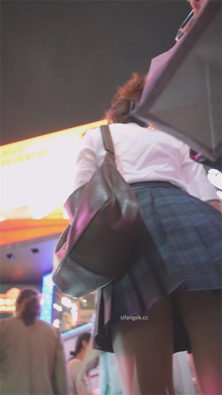 推荐【步行街抄底】清纯JK靓女，好身材大长腿，透气白内裤太骚，想怼脸闻闻味1V愃 配图3