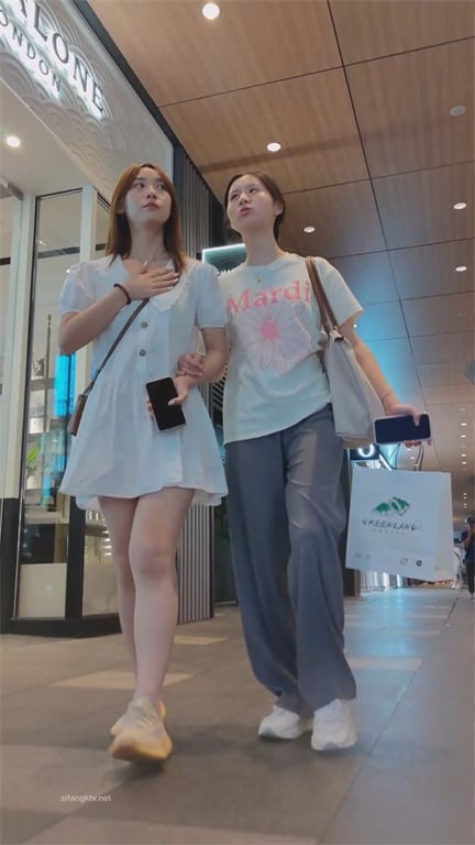 极致诱惑【商场偷拍】顶级靓女大长腿玉足高清特写，个性内裤撩人欲火，硬到爆7V 配图11