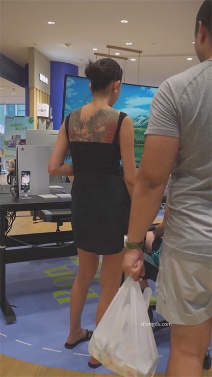 爆款推荐【步行街偷拍】极品纹身骚少妇，S型身材大长腿，丁字裤白内裤骚得一塌糊涂， 配图6