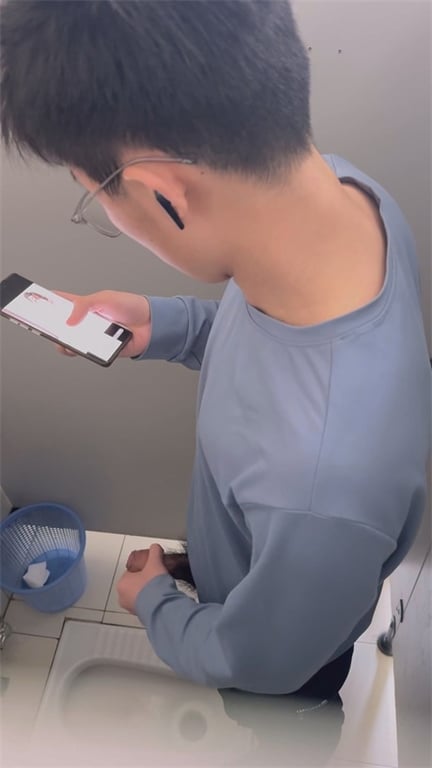 推荐厕所偷拍【大学男生手淫】看女主播疯狂撸管，包皮不翻硬大，喷射完了一脸满足，摄 配图3