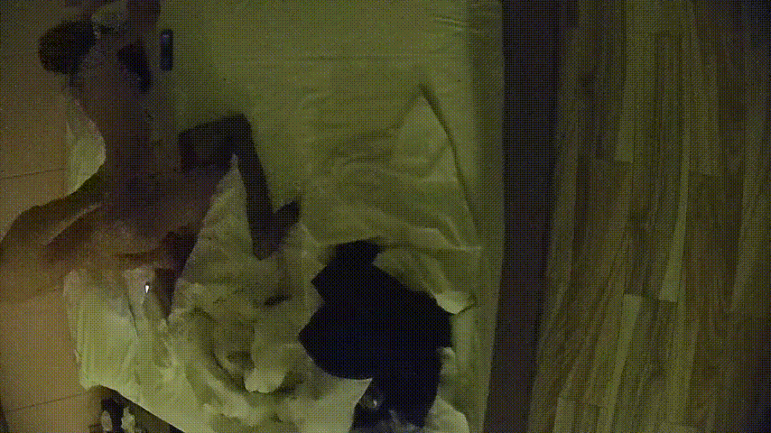 公寓酒店激情夜：漂亮主动美女一上床就被猛干一炮，换上红黑情趣丝袜再战第二轮！ 配图4