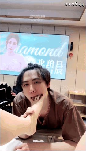 ㊙【SM调教】【沐沐】素人带素人闺蜜一起咀嚼物窒息羞辱贱狗双超高颜值素人舔鞋舔脚 配图3