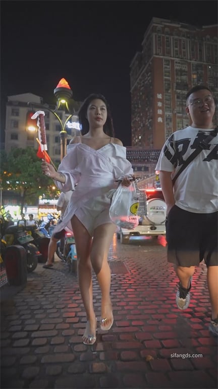 推荐【步行街抄底】颜值嫩妹,裸足高跟,短裙黑内,龟男笑得嘴都歪了,叫个出租车赶紧 配图8