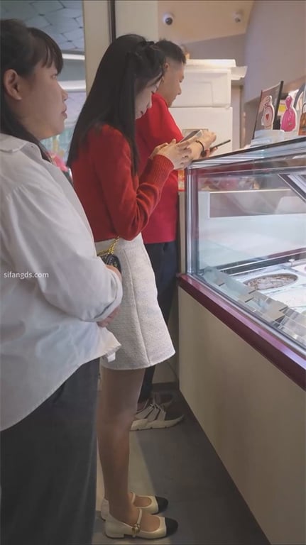 爆推【步行街极致福利】肉丝紧逼短裙直接YYDS，女仆黑丝屁穴又骚又诱，白裙大长腿 配图14