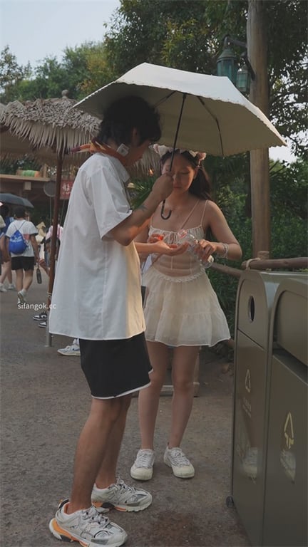 爆推【游乐园激情抄底】绝色嫩妹温柔体贴，翘臀饱满诱人，低胸白内短裙骚浪十足，直让 配图3