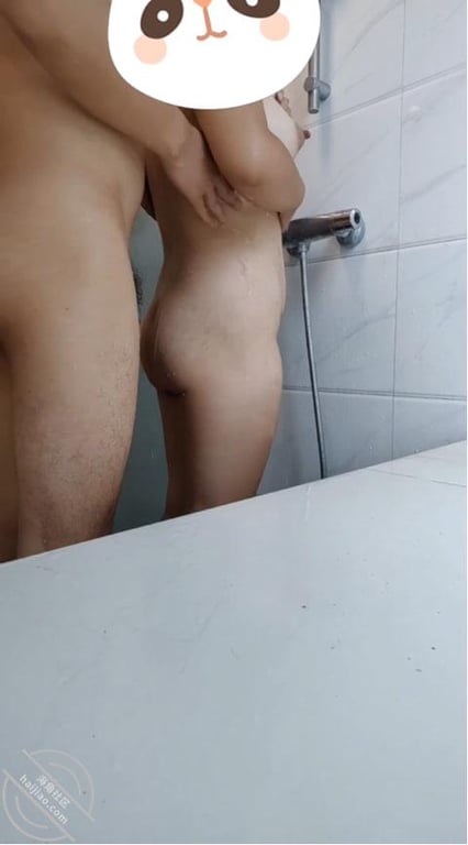 在老妹洗澡的时候尿到老妹的屁股上！ - 老宋论坛-老宋论坛
