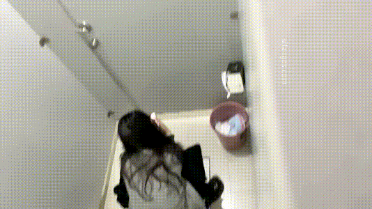 大神潜入办公楼女厕近距离抄底式偷拍美女职员的极品小黑鲍 配图2