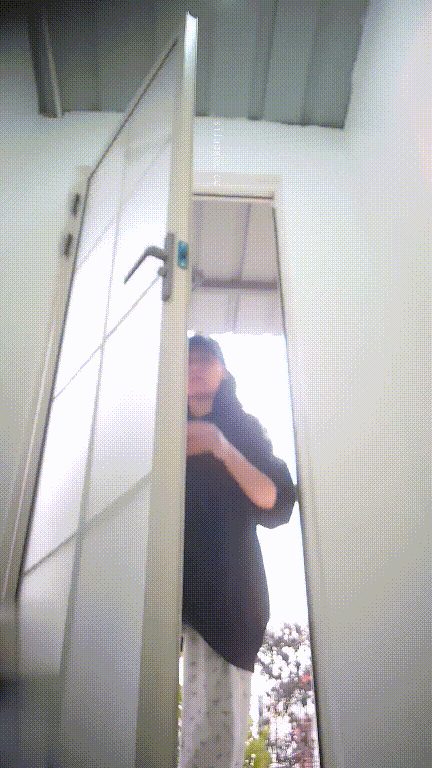 美女如云街边女公厕真实偷拍超多小姐姐方便，特写后位双洞同步露脸，还有二次元嫩妹换 配图11