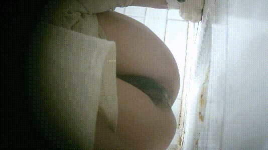 桌球厅女厕全景偷拍多位美女各种极品美鲍鱼 配图2
