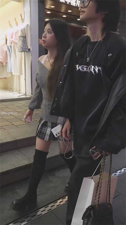 推荐【步行街抄底】骚逼嫩妹,肉丝白内,龟男当舔狗这么顺从就是为了待会操逼吗1V 配图1