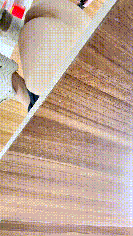 屌炸天！牛逼厕拍大神独占坑位连续偷拍女公厕各种类型女人大小便，最主要是贴逼拍特写 配图19