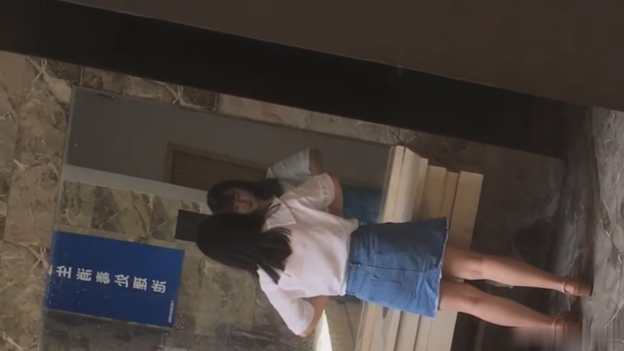 酒店大堂女厕偷拍现场！多位高颜值时尚美女娇羞嘘嘘全过程，超清无水印原版 配图14