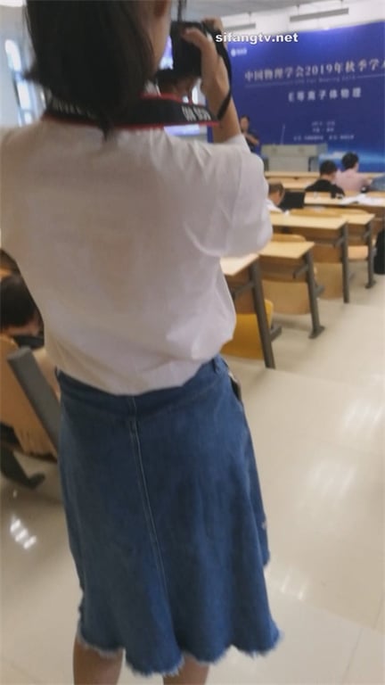 ❣️爆火推荐❣️【大学生当众硬核手动抄底】老师同学路人面前大胆操作，胆大刺激超8V硬核视频！-老宋论坛