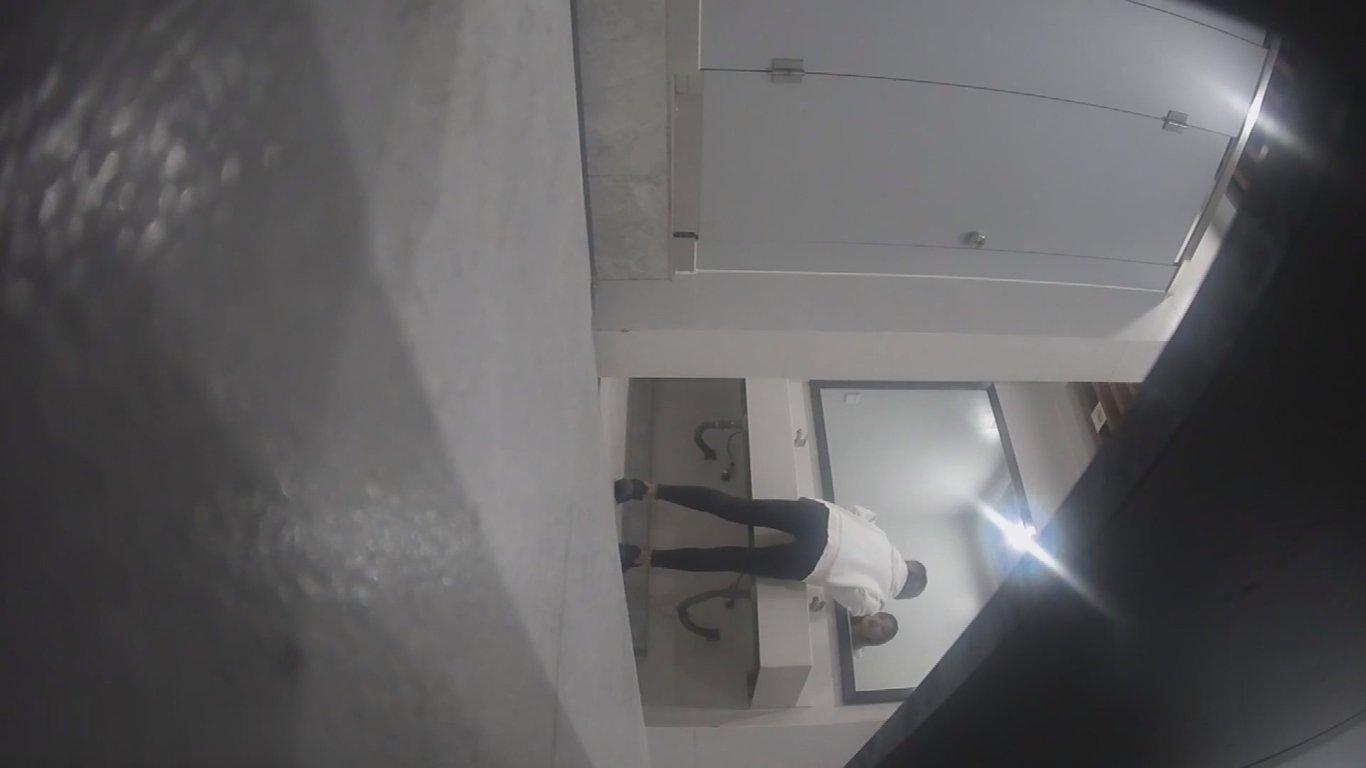 厕拍大神手持闯拍景区餐厅女厕前后角度偷拍食客尿尿黑靴短裙少妇逼毛浓密无水印原版 配图7