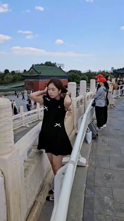 【独家原档泄密】苏州融创南湖逸家！白天温柔精致女神，晚上蒙眼跪地深喉毒龙+湿润B 配图2