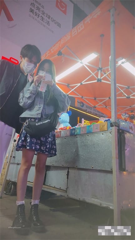 爆款推荐【步行街偷拍】碎花裙清纯眼镜骚妹，粉嫩内裤小皮鞋超诱人，龟男绿帽旁观只能 配图3