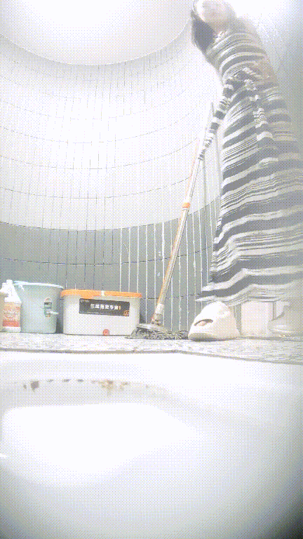 近景特写4K真实偷拍女公厕超多小姐姐方便⑵，脸鲍同框，有美女 配图4