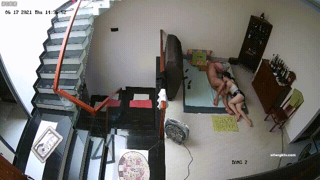 家庭摄像头破解真实偷拍，有钱秃驴打地铺连续玩肏白肤小媳妇，躺着干站着干，听话耐操 配图5