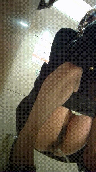 KTV女厕全景偷拍极品高跟肉丝少妇应该喝了不少尿的挺猛 配图10