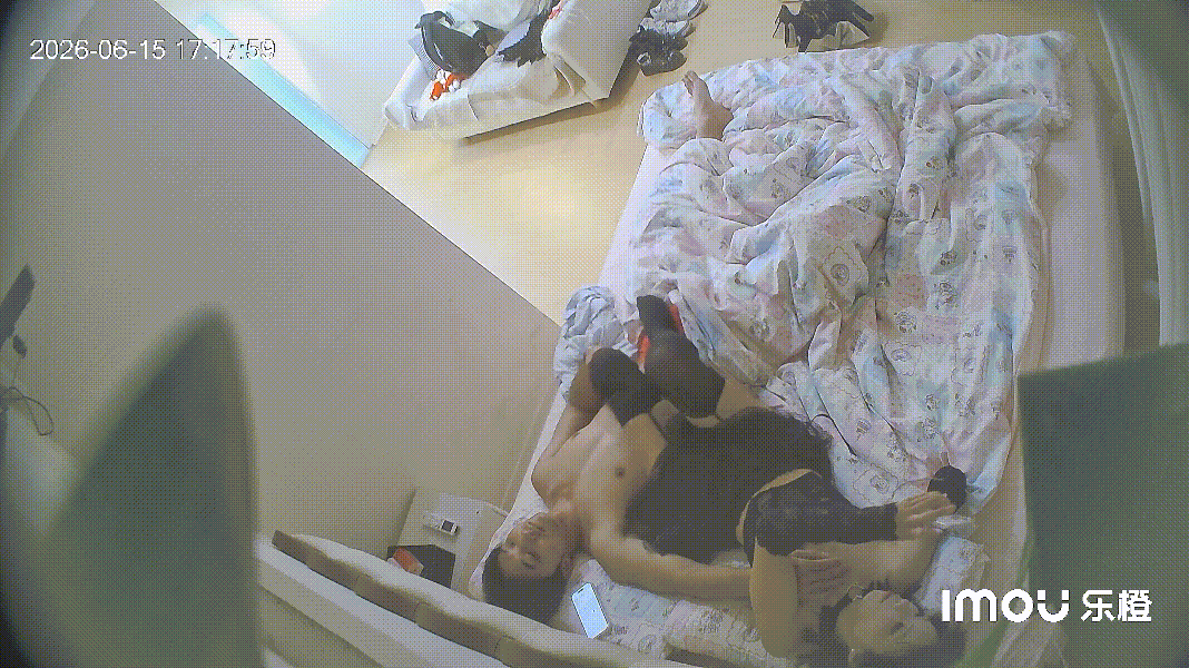 乐橙酒店重磅偷拍！天使恶魔双人装学生可爱女友跪地猛撸电动翘臀，被男友凶狠爆操高潮 配图2
