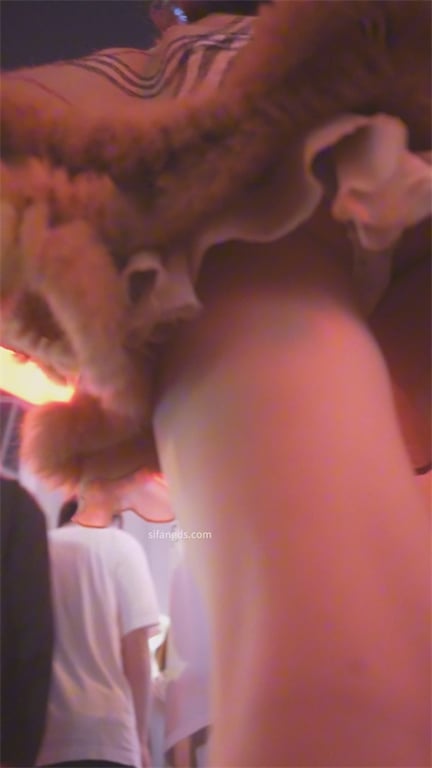 爆款推荐【商场偷拍】绝美嫩妹蜜穴饱满肥美，穿尿不湿被龟男当场占便宜1V1 配图9