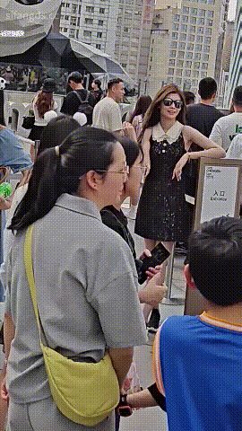 【mccd】极品女神网红地打卡失控！黑色闷骚丁字裤根本遮不住粉嫩骚B和紧致菊花，男友当场看爽到喷水！-老宋论坛