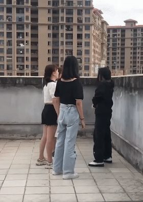 吃瓜福建泉州反差婊叶欣怡超美黑鲍被炮友偷拍曝光 早期花式做爱与霸凌视频引发热议！ 配图1