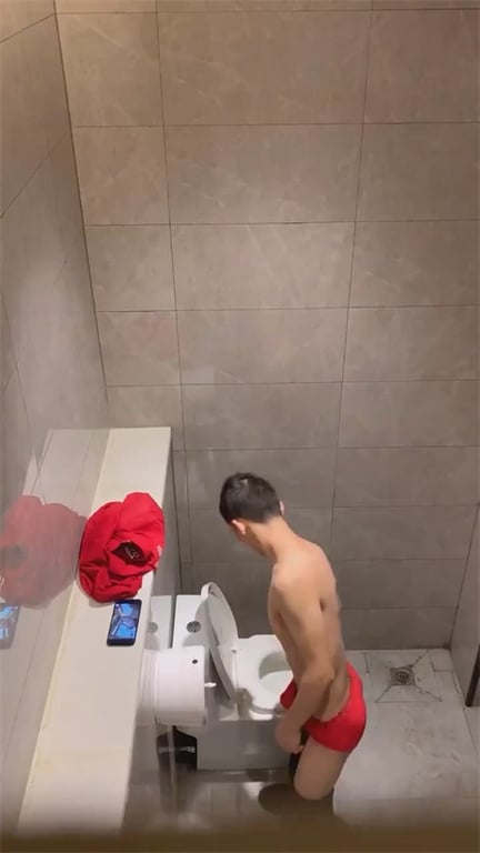 推荐厕所偷拍【大学男生放尿撸管】厕所看片撸管射了好多，竟然还有包茎翻不出来，G8 配图17