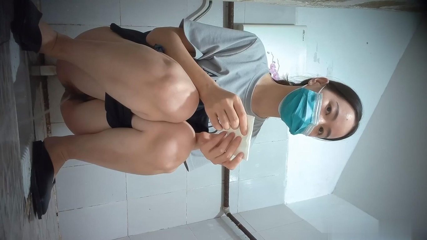 厕拍大神潜入商场女厕前景❤️固定偷拍美女尿尿被个口罩少妇发现镜头用手挪开 - 老宋论坛-老宋论坛