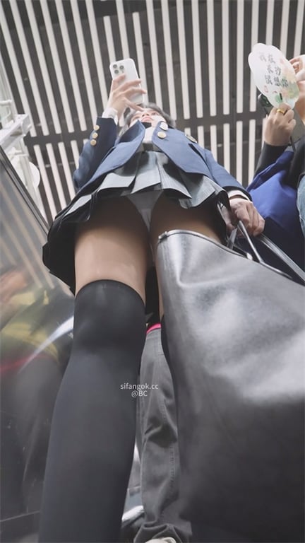 爆推【偷窥短裙JK学生妹】一路尾随跟拍，白色小内裤勾人欲火，紧致屁穴与饱满阴户超 配图4
