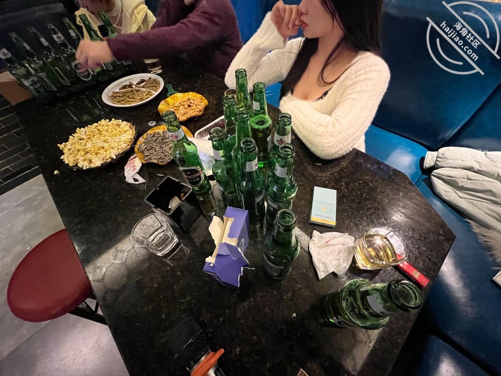 【一小时原创】记录精彩换妻聚会，淫乱的脱衣服游戏，让两女穿上丝袜共侍一夫 - 老宋论坛-老宋论坛