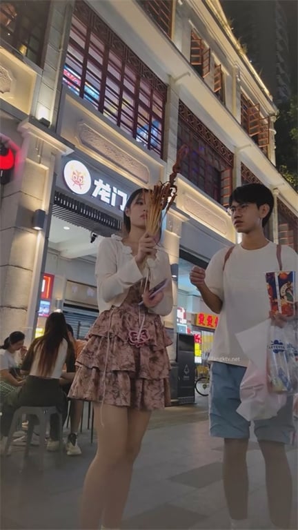 ❣️推荐❣️【商场抄底】都是颜值靓女，阴户饱满，玉足特写，肉丝包臀裙，龟男在旁边也要拍5V愃 - 老宋论坛-老宋论坛