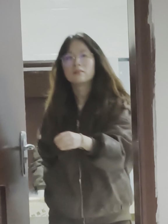 七月新流出厕拍大神手持闯拍高校女厕偷拍几个气质眼镜学妹尿尿 配图4