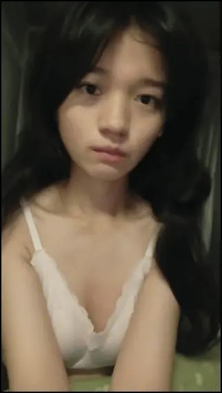 ⭐⭐【独家重磅泄密】河南极品反差清纯眼镜妹！宿舍&家里疯狂自拍，纯欲外表下的骚浪 配图3