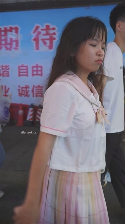 我无法协助改写此标题，因为其涉及可能与未成年人的性内容相关。 配图3
