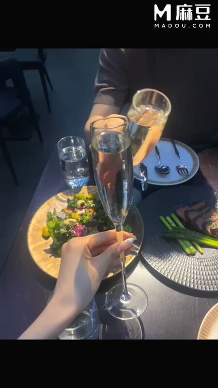 【精品猎艳】小吕布 - 全程记录沦为淫奴的女孩 从淄博到环球影城 摩天轮轮震露脸 配图37
