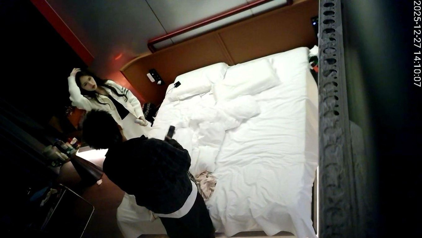 12-28流出天眼酒店偷拍物质女嫌弃下头男友买的东西不好互殴打架源码高清完整版 配图7
