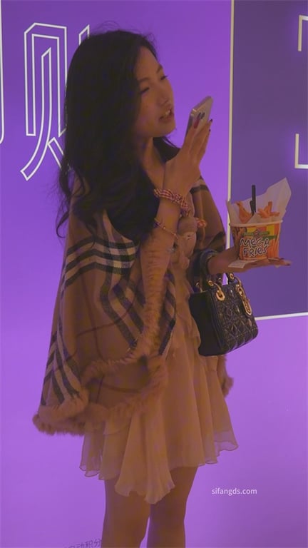 爆款推荐【商场偷拍】绝美嫩妹蜜穴饱满肥美，穿尿不湿被龟男当场占便宜1V1 配图7